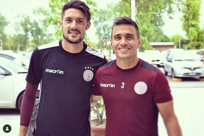 Nico Avellaneda posa con Maxi Velásquez, actual ayudante de Almirón en Colo Colo. (Captura Instagram).