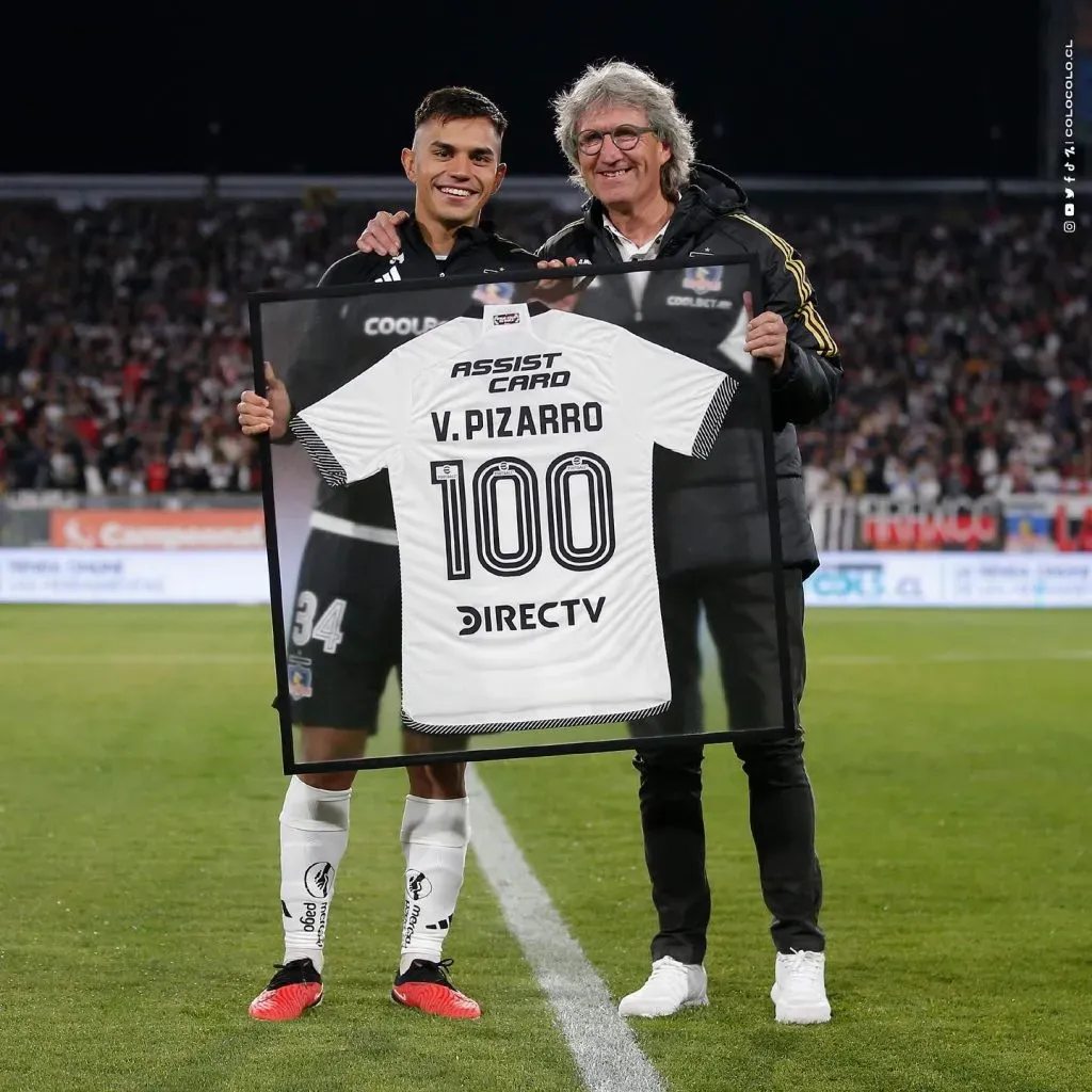 Vicente Pizarro fue homenajeado por sus 100 partidos con Colo Colo. Foto: Comunicaciones Colo Colo.