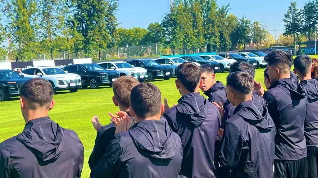 Los autos, blancos y negros, que recibieron los jugadores de Colo Colo | Daniel Arrieta