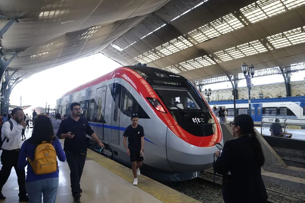 Santiago, 4 de enero de 2024
Celebrando su aniversario 140, la Empresa de los Ferrocarriles del Estado lanza al publico la venta de boletos para los nuevos trenes bimodales de larga distancia. Dragomir Yankovic/Aton Chile