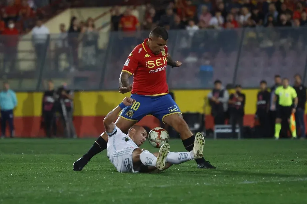 Emiliano Vecchio fue expulsado ante la U por una amenaza de la que no hay pruebas. Foto: Photosport.