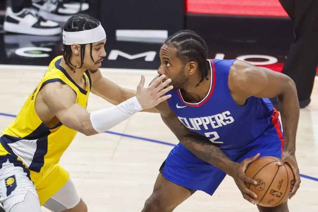 Kawhi Leonard tiene el balón. Es el jugador favorito de Ampuero. (Imago).