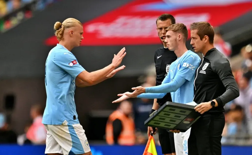 Cole Palmer en el City siempre estuvo a la sombra del noruego Erling Haaland. Curiosamente en este 2023-24 lo alcanzó en la cima de máximos goleadores de la Premier. | Foto: Getty Images.