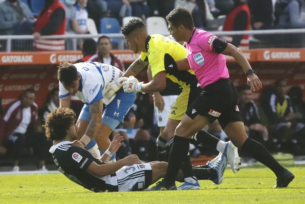Una acción polémica entre Fernando Zampedri y Maximiliano Falcón en un duelo entre la UC y Colo Colo. (Jonnathan Oyarzun/Photosport).