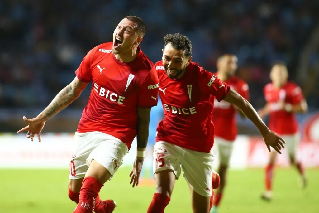Nico Castillo celebra su gol de tiro libre con el Cimbi Cuevas. (Alex Díaz/Photosport).