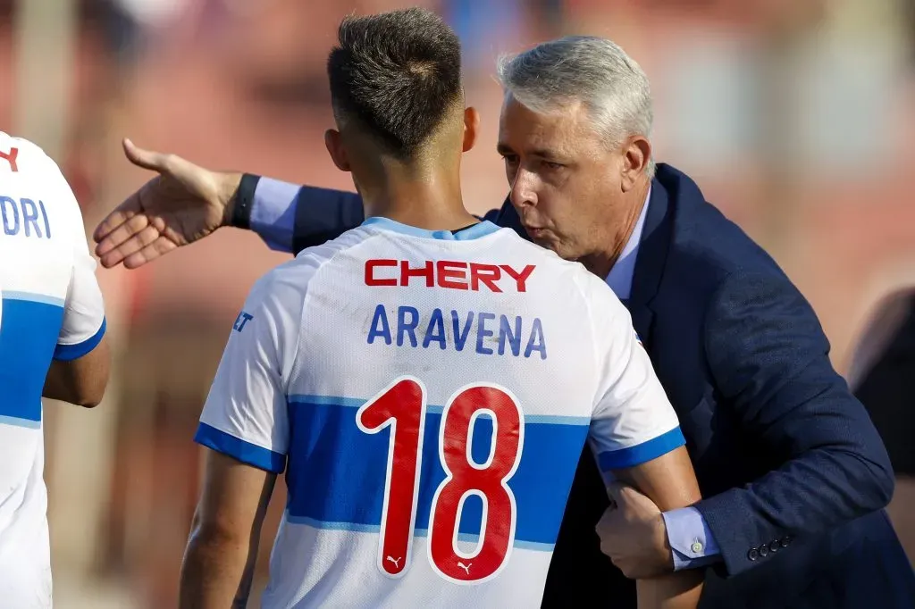 Celebra Tiago Nunes: podrá tener a Alexander Aravena contra Colo Colo | Photosport