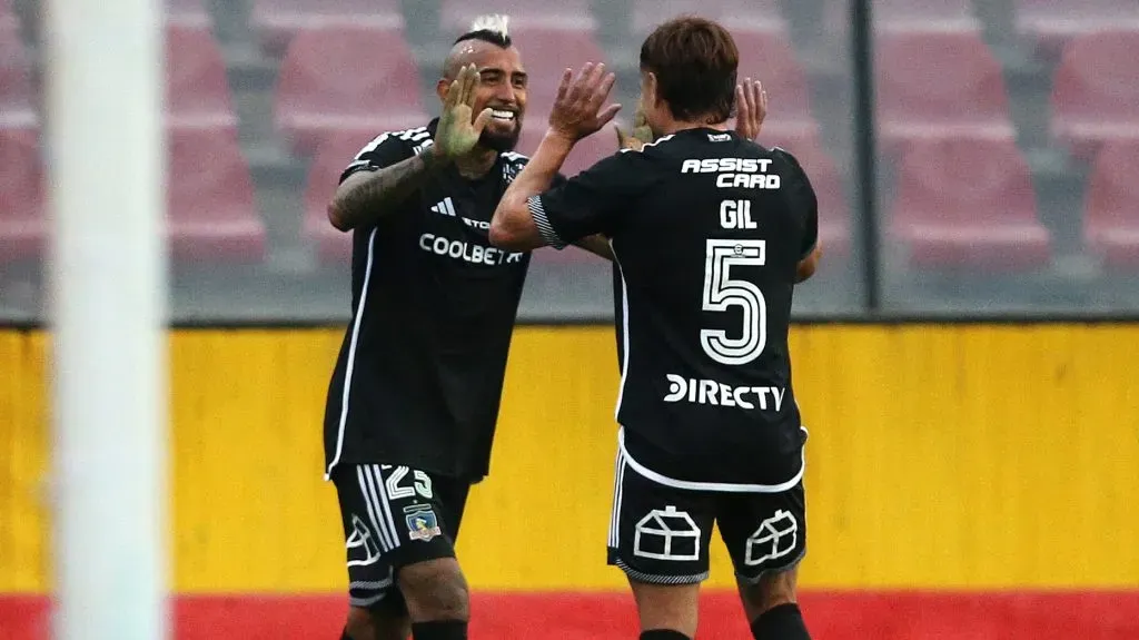 Vidal celebra el gol del triunfo con Gil | Photosport