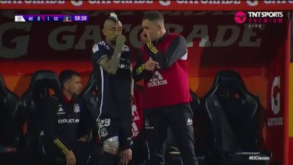 Vidal y Manusovich charlan en el banco de suplentes (Captura)