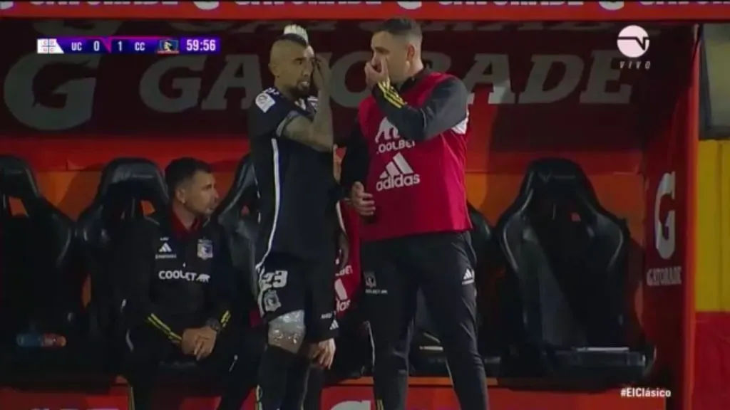 Arturo Vidal junto a Pablo Manusovich, asistente técnico de Colo Colo (Captura)