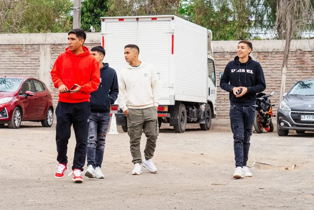 Nicolás Guerra llega con los no citados de la U al estadio La Cisterna. Foto: Emisora Bullanguera.