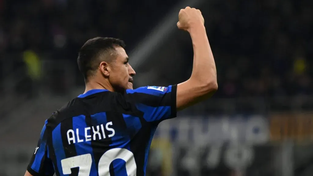 Alexis Sánchez puede llegar a 21 títulos esta tarde y así acortar la lucha entre los chilenos más ganadores de la historia. Foto: IMAGO.