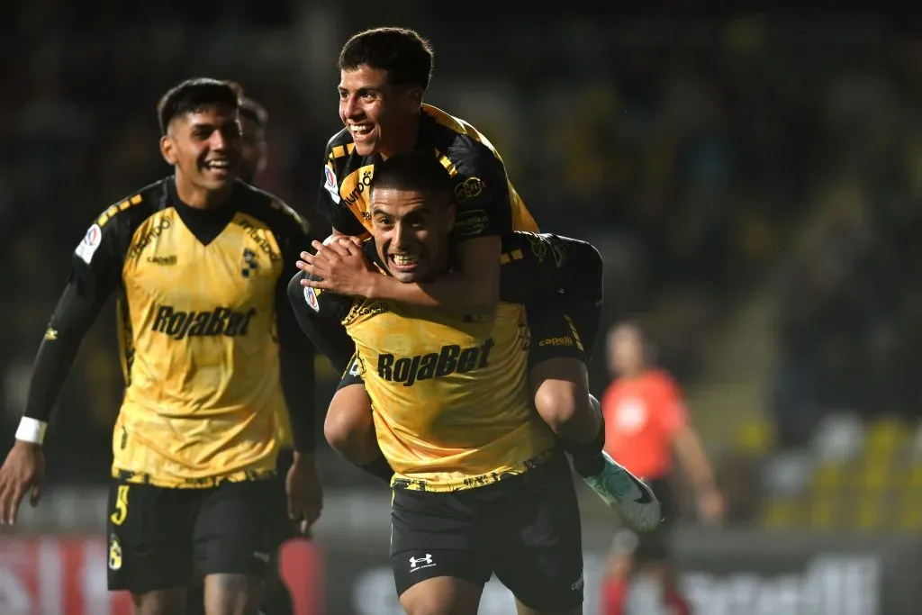 Dylan Glaby lleva en su espalda a Martín Mundaca, el chico que tiene maravillado a Coquimbo Unido. (Alejandro Pizarro Ubilla/Photosport).