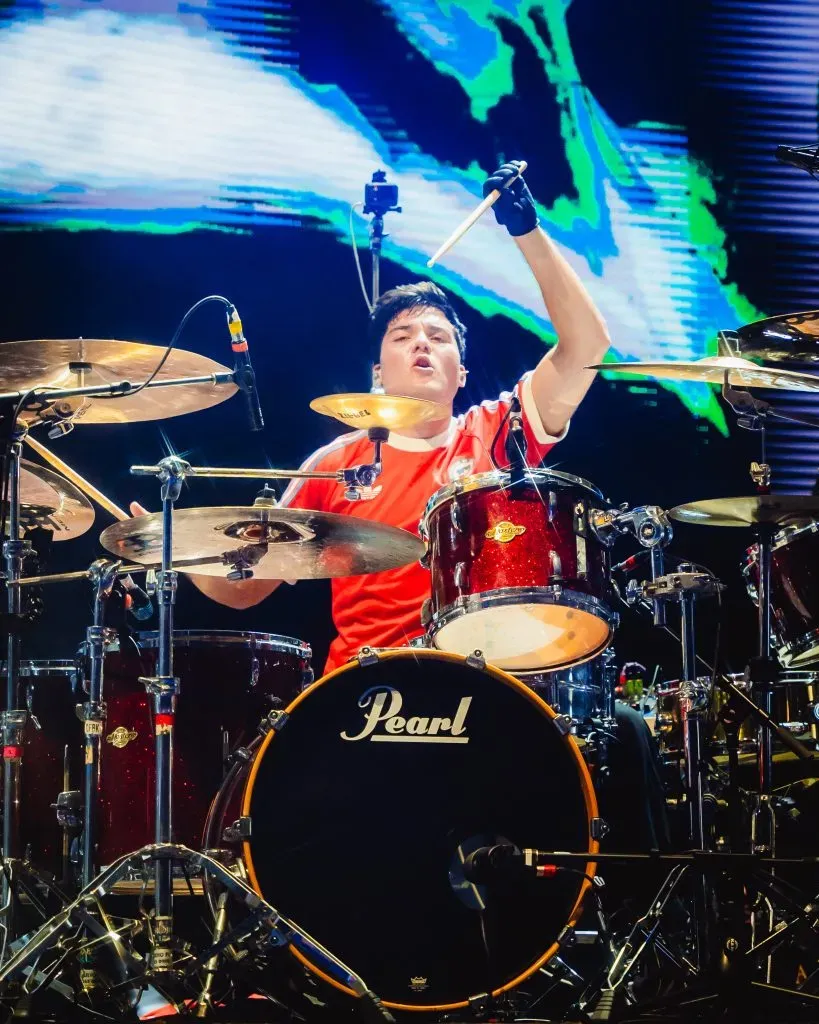 El nuevo baterista de Sepultura, Greyson Nekrutman, tocó con una polera de la selección chilena. (Foto: Guillermo Salazar – RedGol)