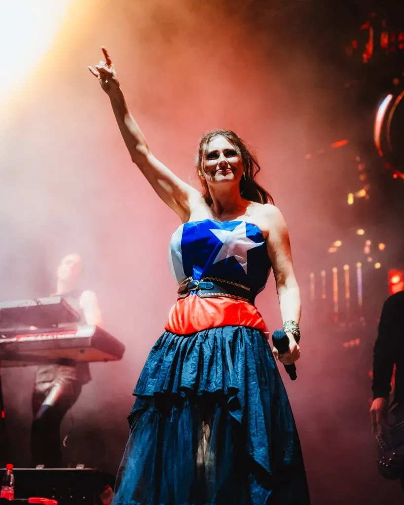 Sharon den Adel de Within Temptation, interpretó las primeras canciones de su show vestida con la bandera chilena (Foto: Guillermo Salazar – RedGol)