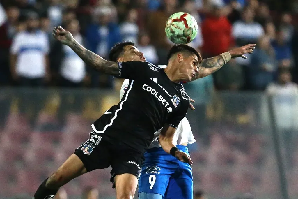 Erick Wiemberg lucha una pelota aérea con Fernando Zampedri. (Javier Salvo/Photosport).