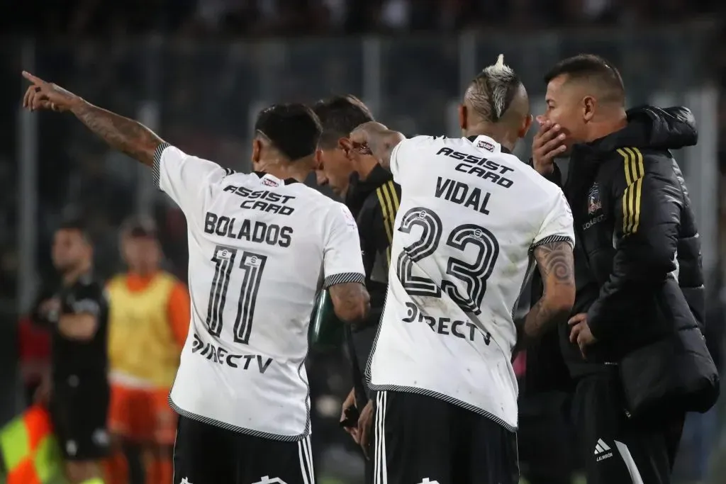 Almirón le da indicaciones a Marcos Bolados y Arturo Vidal. (Jonnathan Oyarzun/Photosport).