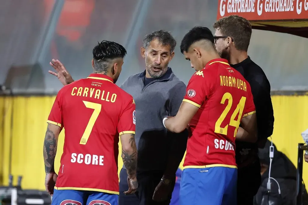 Ponce les da indicaciones a Bryan Carvallo y Gabriel Norambuena, quienes tuvieron minutos ante Deportes Copiapó. (Pepe Alvujar/Photosport).