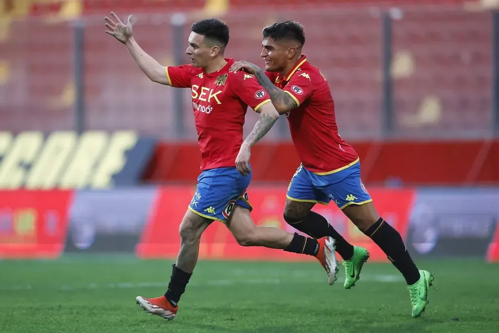 Pablo Aránguiz celebra su golazo junto a Ariel Uribe, otro de los puntos altos de Unión Española. (Pepe Alvujar/Photosport).