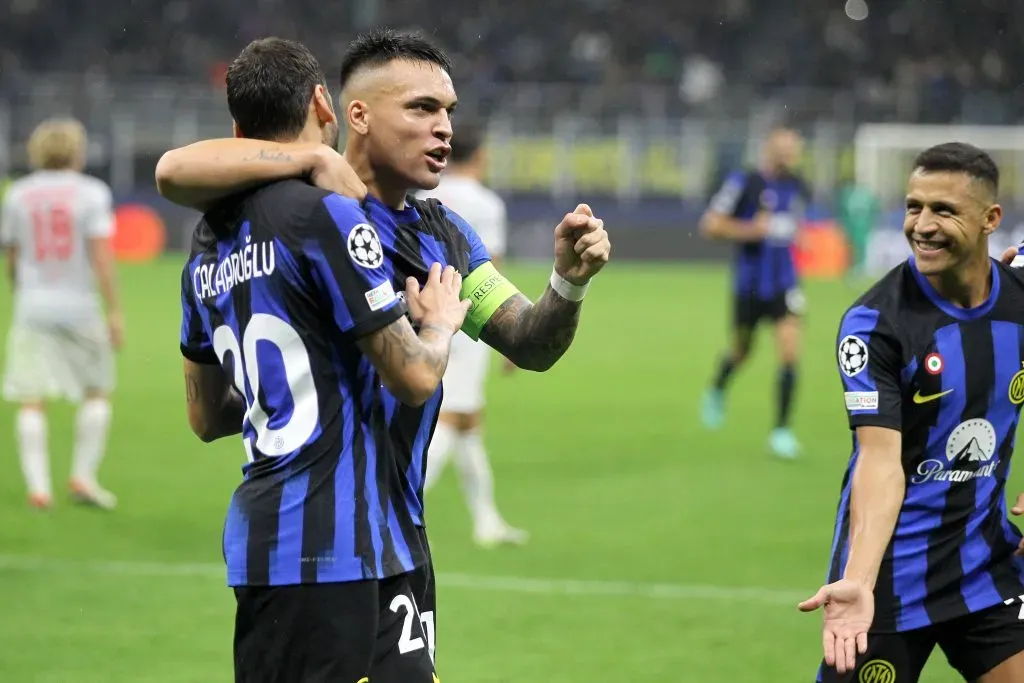 Çalhanoglu celebra con Lautaro Martínez y Alexis Sánchez. (Imago).