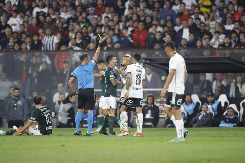 La amarilla que le valió la suspensión a Arturo Vidal. (Pepe Alvujar/Photosport).