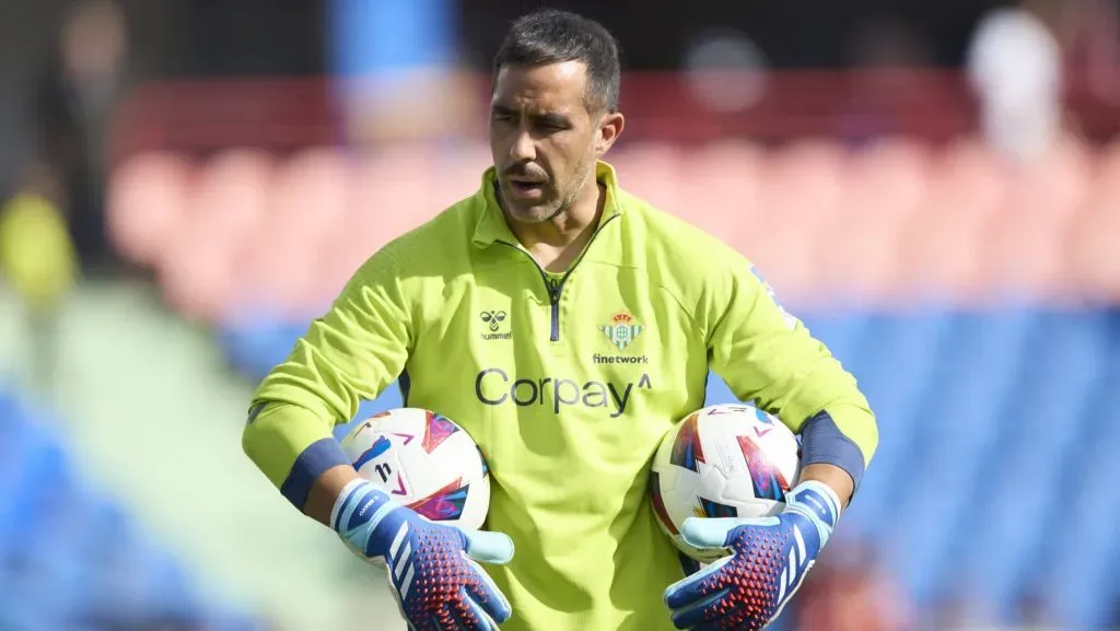 Claudio Bravo se queda con menos espacio en el Betis. Foto: IMAGO.