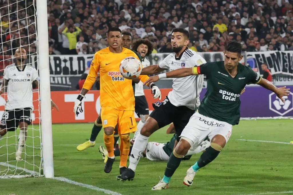 Emiliano Amor lucha una pelota con Carlos ZambranoDragomir Yankovic/Photosport