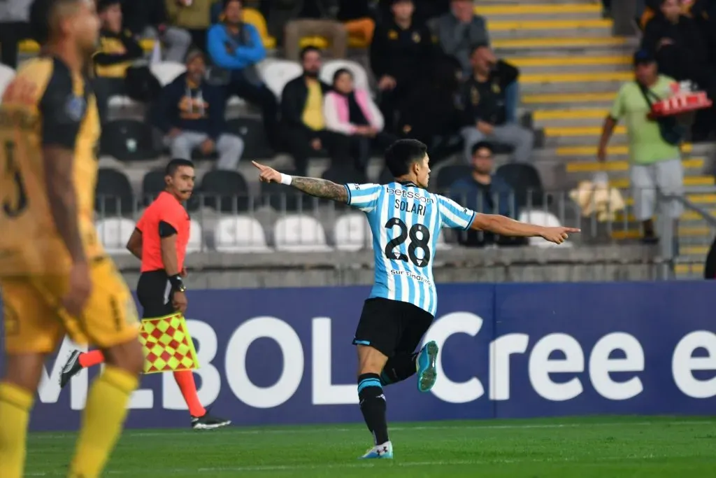 Otra imagen del festejo de Santiago Solari. (Alejandro Pizarro Ubilla/Photosport).