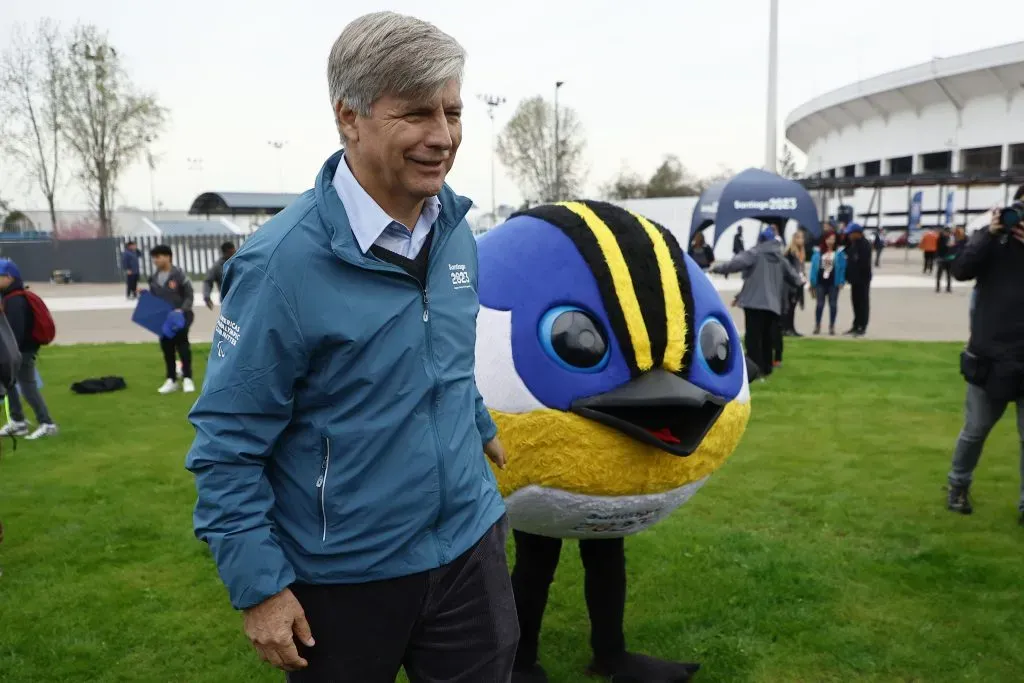 Harold Mayne Nicholls junto a Fiu, la mascota de Santiago 2023. (Dragomir Yankovic/Aton Chile).