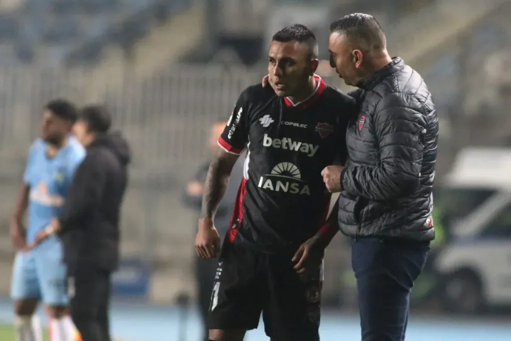 Jaime García le da indicaciones a Juan Leiva en Ñublense. (Jorge Loyola/Photosport).