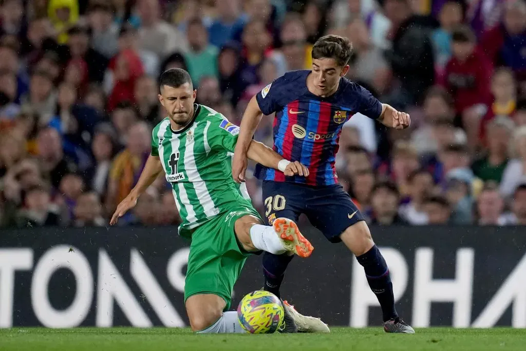 Guido Rodríguez ante Gavi. ¿Serán compañeros? (Alex Caparros/Getty Images).