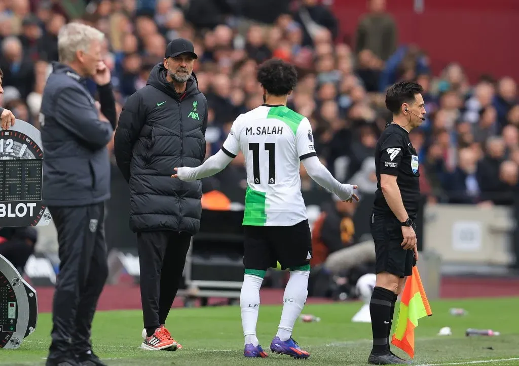 Mohamed Salah y Jürgen Klopp tuvieron un tenso diálogo en el partido ante West Ham United. (Imago).