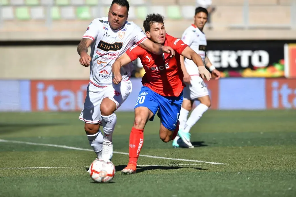 Gonzalo Tapia lucha un balón con Nicolás Vargas en el Luis Valenzuela Hermosilla. (Alejandro Pizarro Ubilla/Photosport).