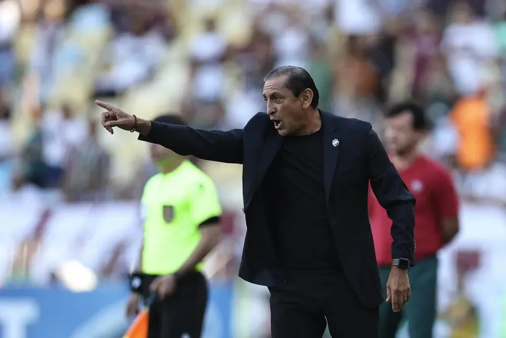 Ramón Díaz no será más el técnico de Medel ni de Galdames. (Imago).