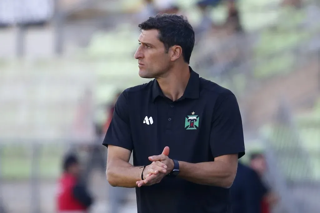 Román Cuello no le encuentra la vuelta a la situación de Deportes Temuco, al parecer. (Sebastian Cisternas/Photosport).