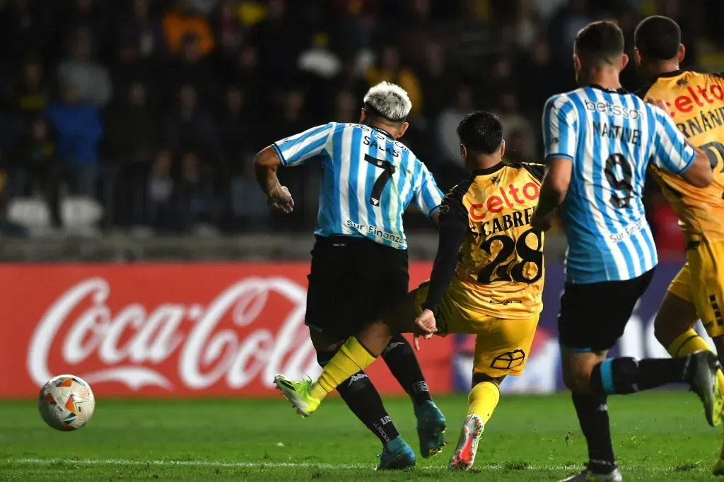 Maxi Salas en la victoria de Racing ante Coquimbo Unido por la Copa Sudamericana. (Alejandro Pizarro Ubilla/Photosport).