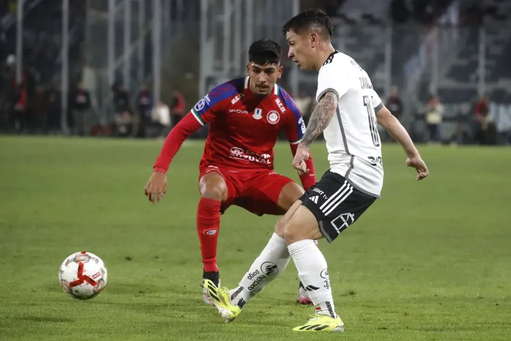 Zavala en acción ante Diego Ulloa de Unión La Calera. (Jonnathan Oyarzun/Photosport).