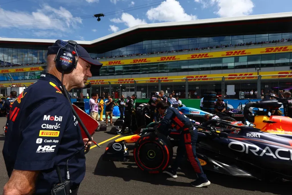 Adrian Newey junto al RB19 de Red Bull Racing. (Mark Thompson/Getty Images).