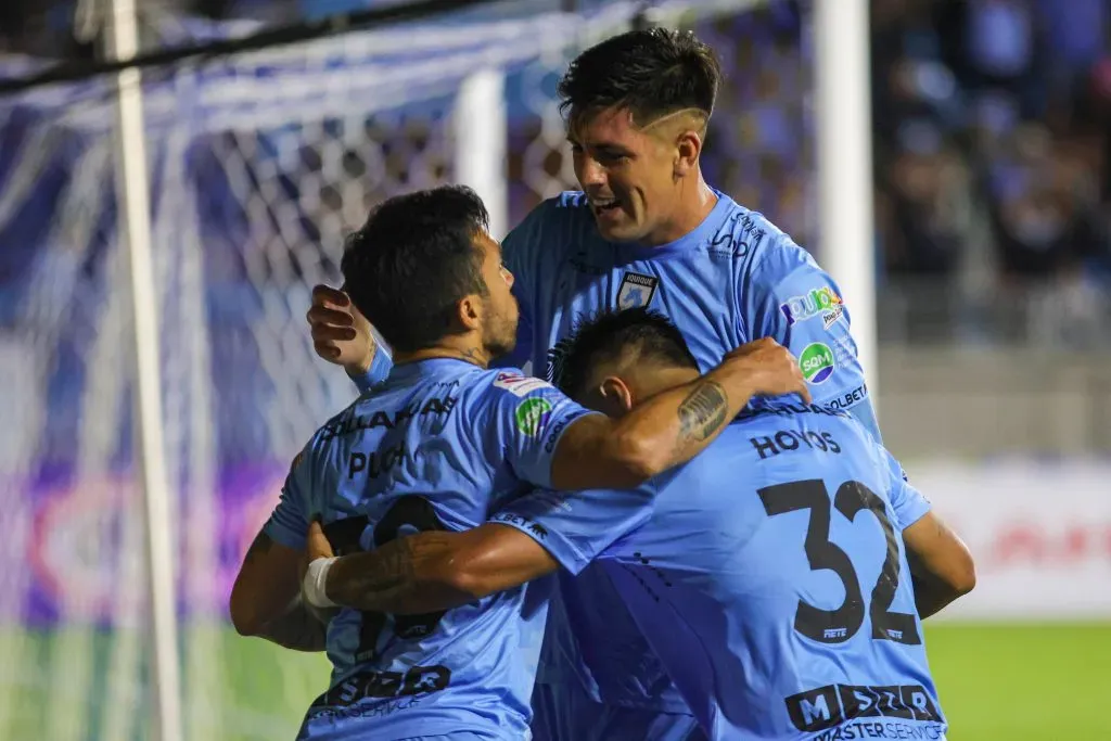 Steffan Pino y Edson Puch no jugará ante la U. de Chile. Pero sí estará el argentino Enzo Hoyos, otra buena figura de Deportes Iquique. (Johan Berna/Photosport).
