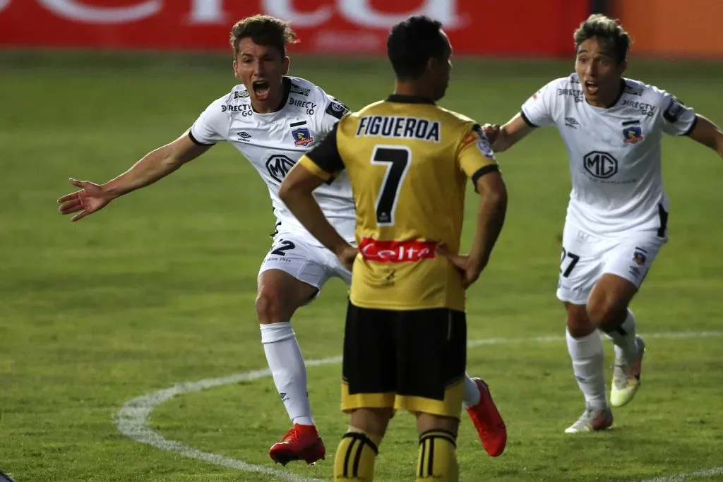Luciano Arriagada marcó en el debut de Gustavo Quinteros como DT de Colo Colo. A su espalda celebra Branco Provoste, otro jugador surgido de las inferiores albas. (Andres Pina/Photosport).