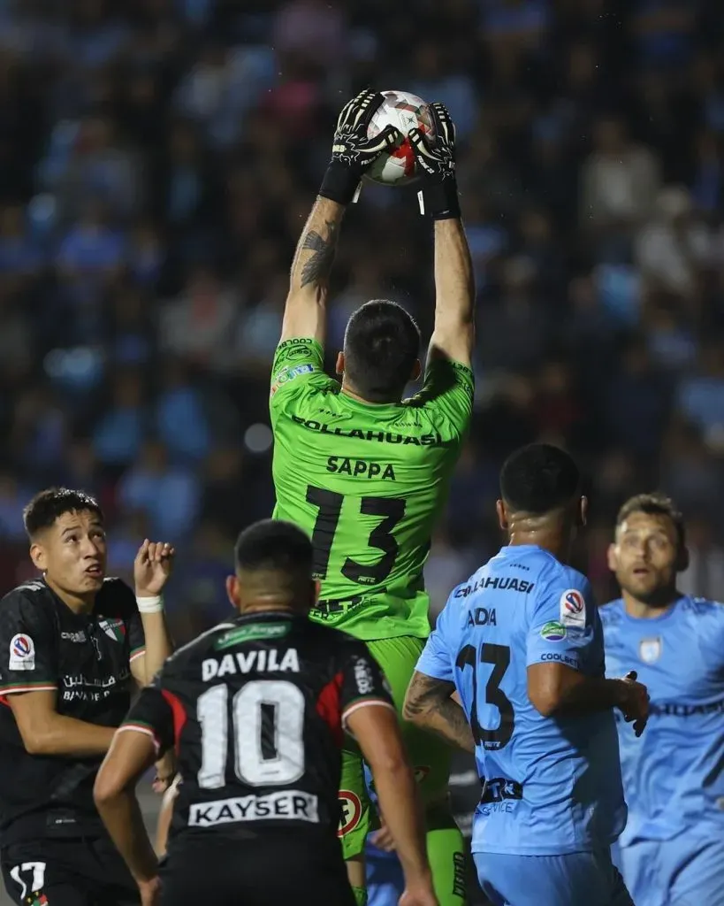 Daniel Sappa y uno de los varios centros que descolgó en la victoria de los Dragones Celestes vs. el Tino. (Foto: Deportes Iquique).