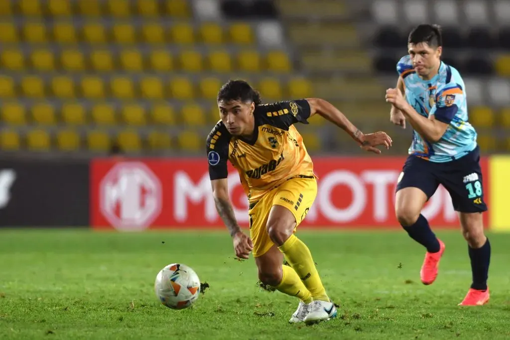 Luciano Cabral en acción por Coquimbo Unido frente a Sportivo Luqueño en la Copa Sudamericana. (Alejandro Pizarro Ubilla/Photosport).