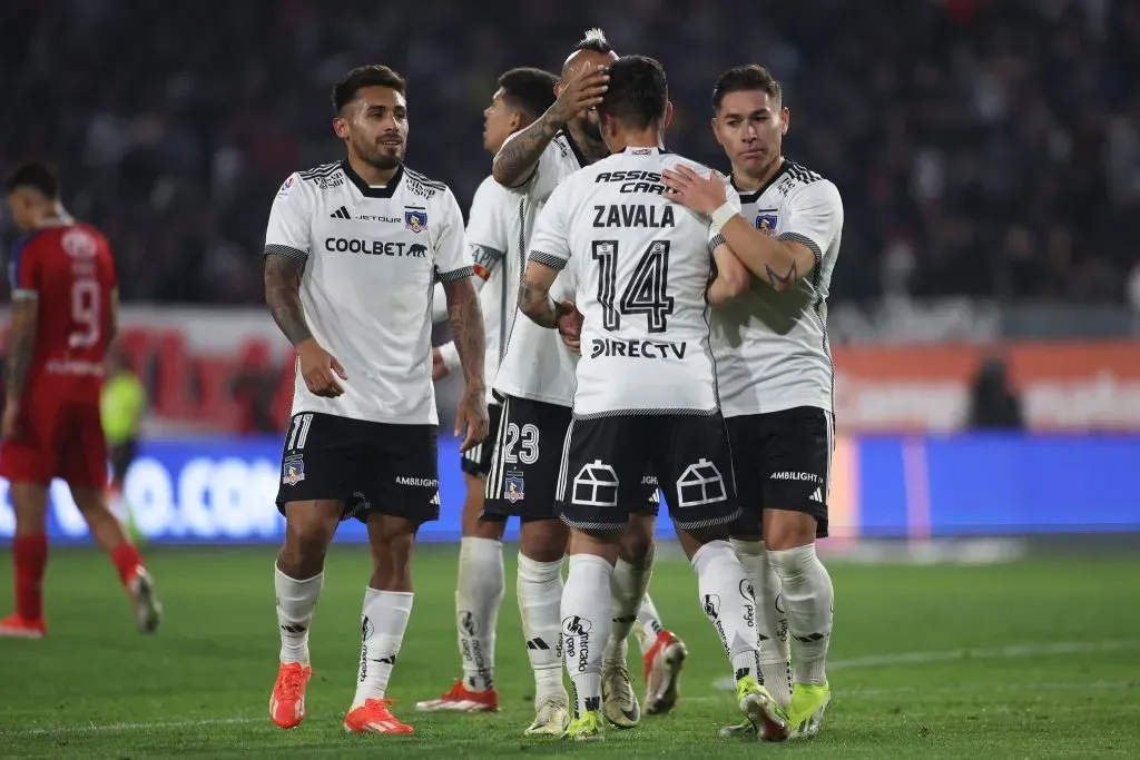 Colo Colo está lleno de auspiciadores en su indumentaria / foto: Colo Colo