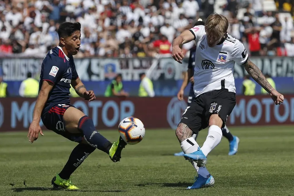 Rossi jugando por Colo Colo ante la U. Foto: Felipe Zanca/Photosport