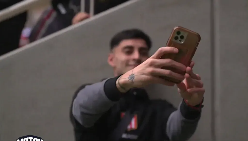 La hermosa imagen de Javier Altamirano en el estadio Único Madre de Ciudades. (Captura TNT Sports Argentina).