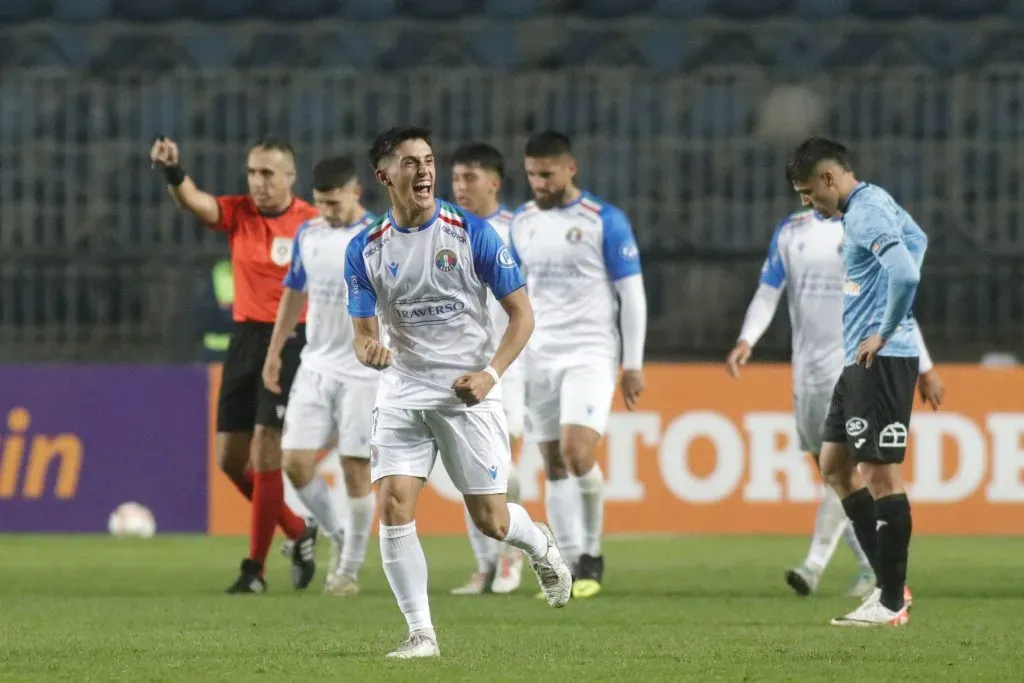 Así festejó Gonzalo Ríos su primer gol en El Teniente. (Jorge Loyola/Photosport).