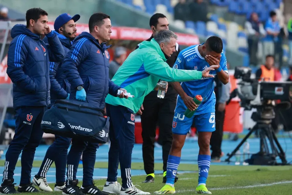 Gustavo Álvarez habla con el Chorri Palacios en el Ester Roa Rebolledo. (Eduardo Fortes/Photosport).