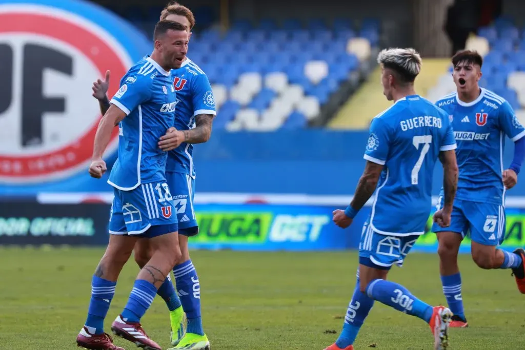 Otra imagen de la celebración de Luciano Pons. (Eduardo Fortes/Photosport).