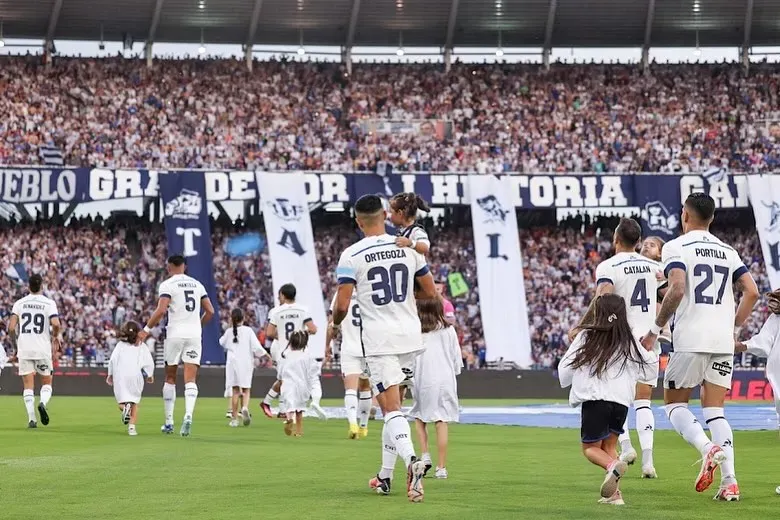 Ortegoza y Catalán entrando a un partido de Talleres. (Captura Instagram).