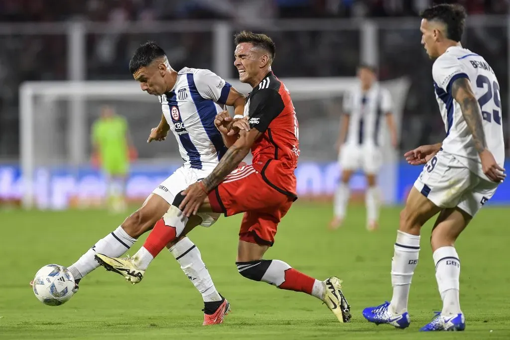 Ulises Ortegoza en acción por Talleres frente a River Plate. (Hernan Cortez/Getty Images).