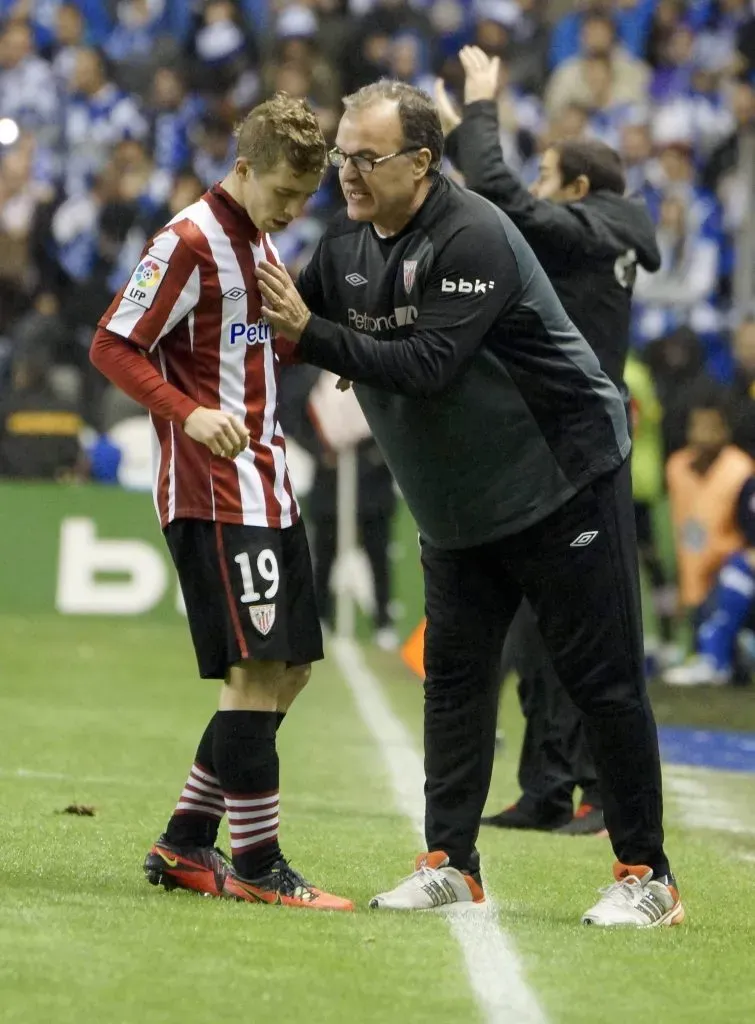 Iker Muniain recibe instrucciones de Bielsa en Athletic Club. (Imago).